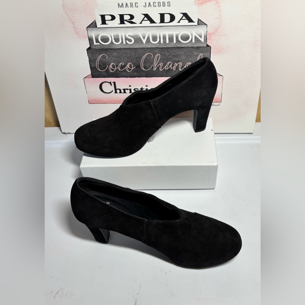 Eileen Fisher Suede Booties w/ V-cut Side Slits & Block Heels in Black Size 8.5